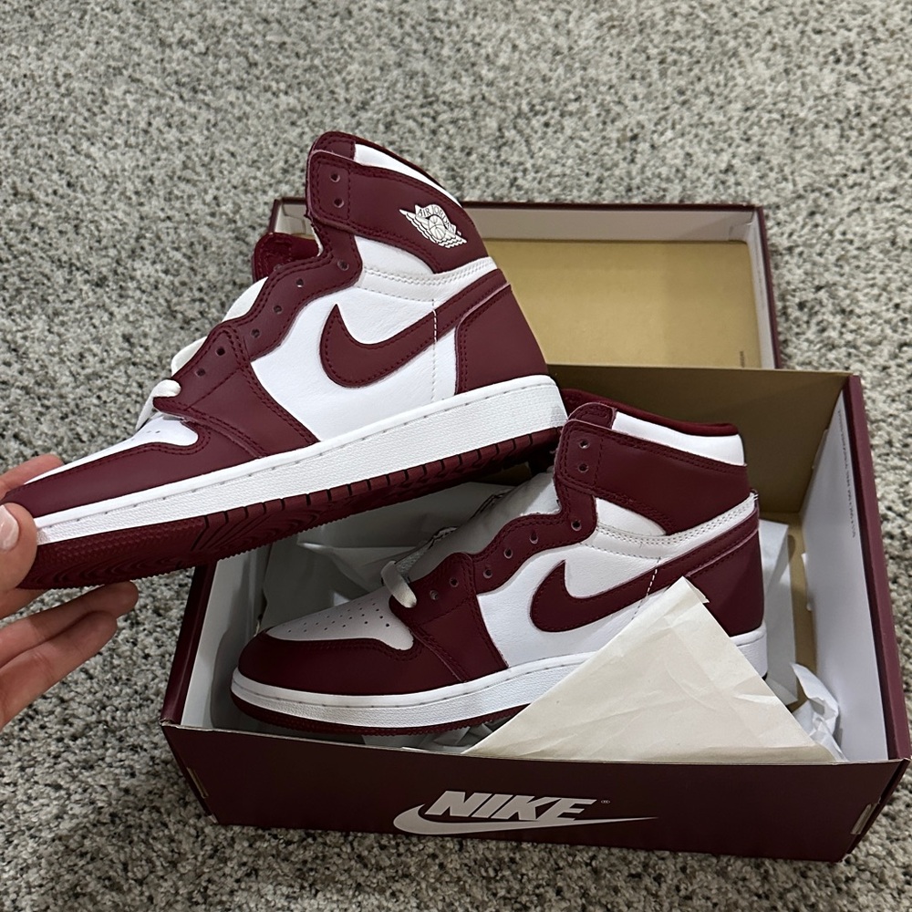 Nike Jordan 1 Retro - Picture 2 of 5